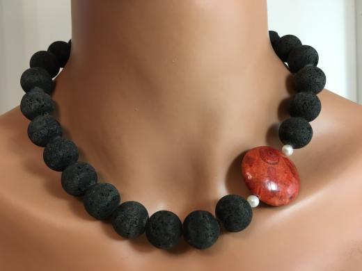 Lavakette mit Koralle und Perlen