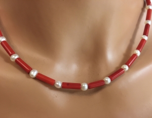 Korallenkette mit Perlen