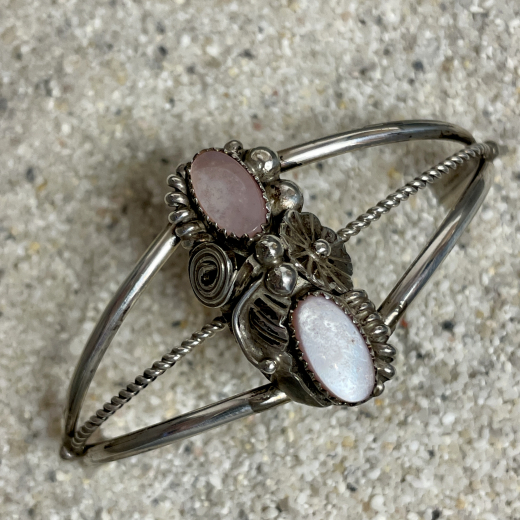 Floraler Navajo Armreif mit Perlmutt Handarbeit