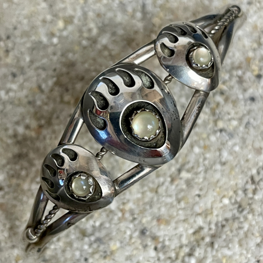 B�rentatzen Armreif mit 3 Perlmutt Navajo Handarbeit