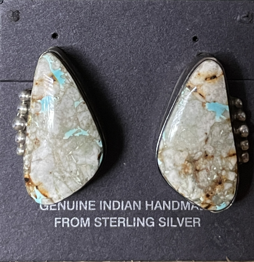White Buffalo T�rkis Ohrstecker Navajo Handarbeit