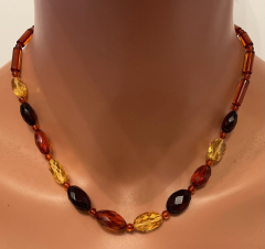 Natur Bernstein Collier mit facettierten Steinen
