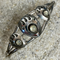 B�rentatzen Armreif mit 3 Perlmutt Navajo Handarbeit