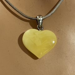 Natur Bernstein Kleines Herz in gelb 1046